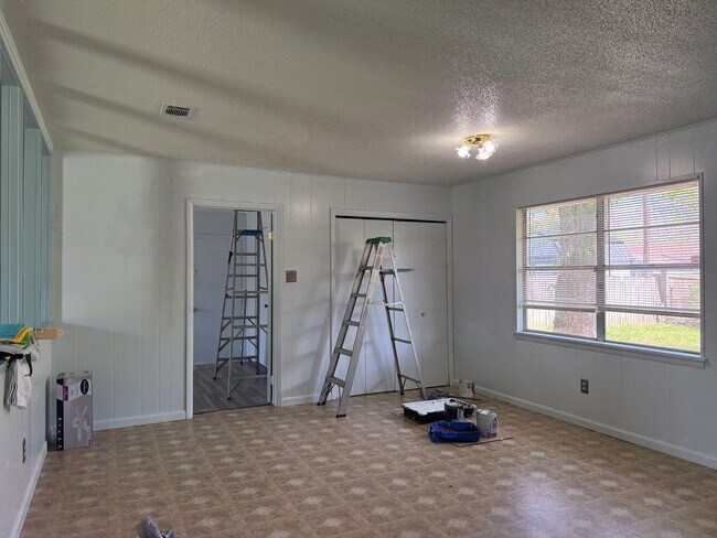 Building Photo - 7910 Mustang Dr