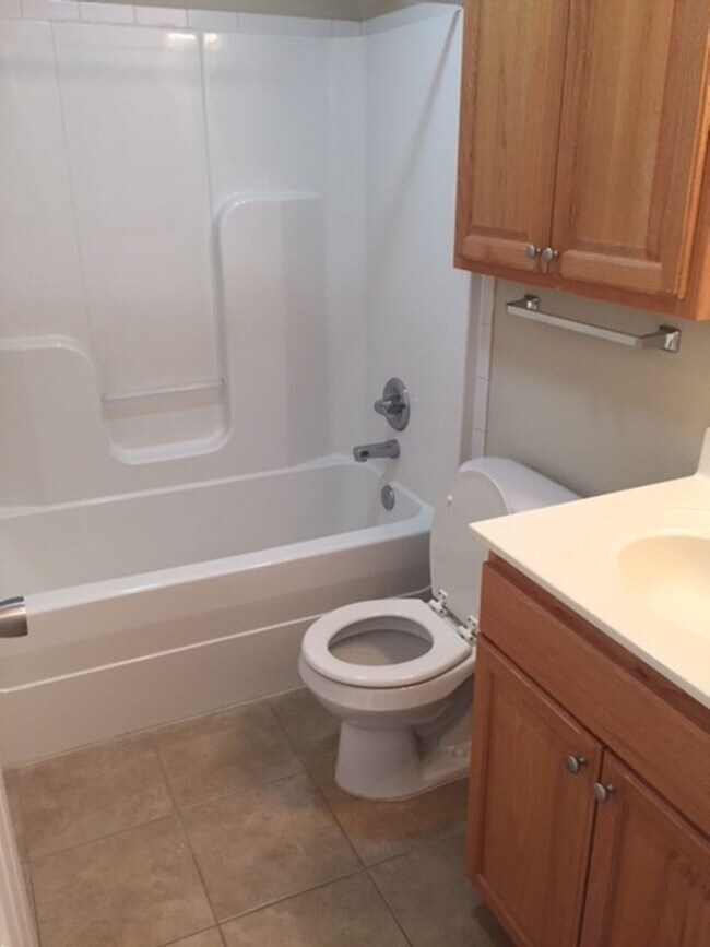 Building Photo - Wonderful 3 bed 3.5 bath near Clinton Lake!