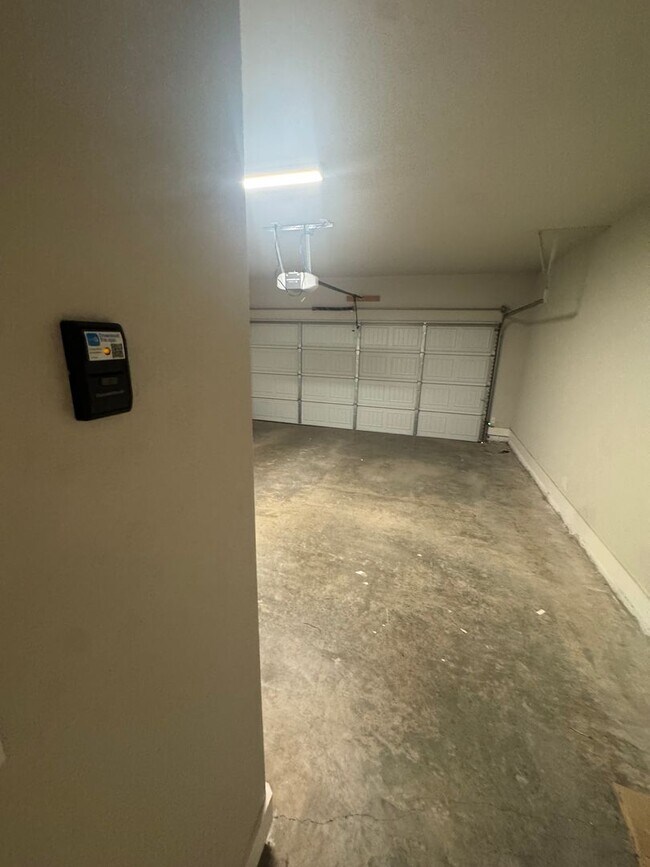 Building Photo - 3/2/2 - FIREPLACE - MUDROOM - GODLEY ISD