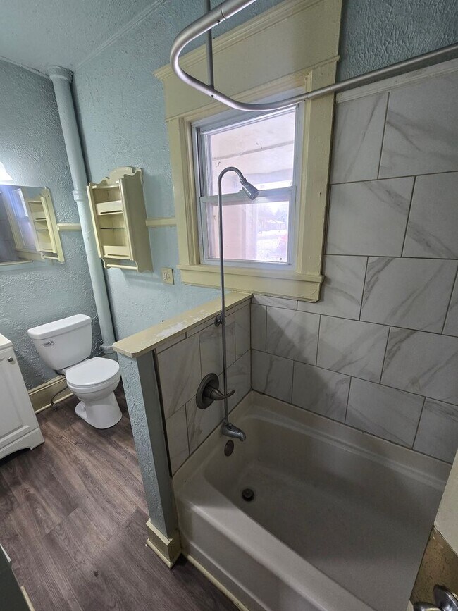 Building Photo - 406 Naymut St