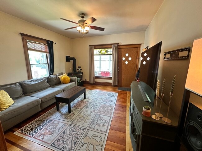 Building Photo - 309 6th Ave NE