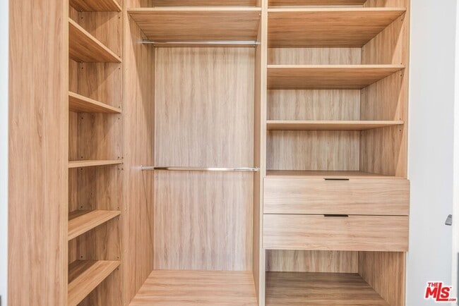 Building Photo - 8670 Encino Ave