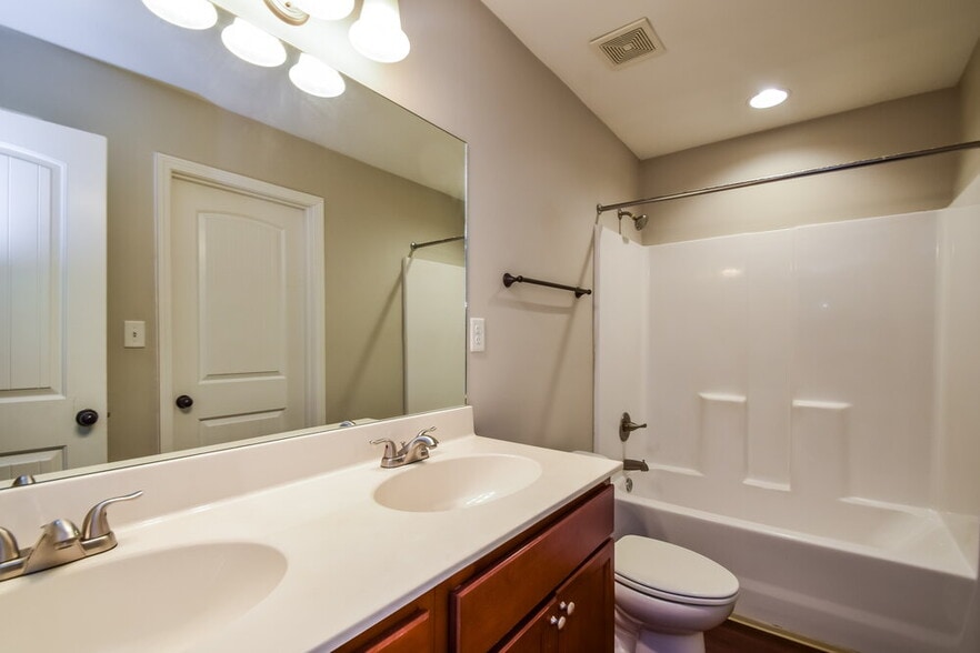 Building Photo - 6164 Humphreys Dr