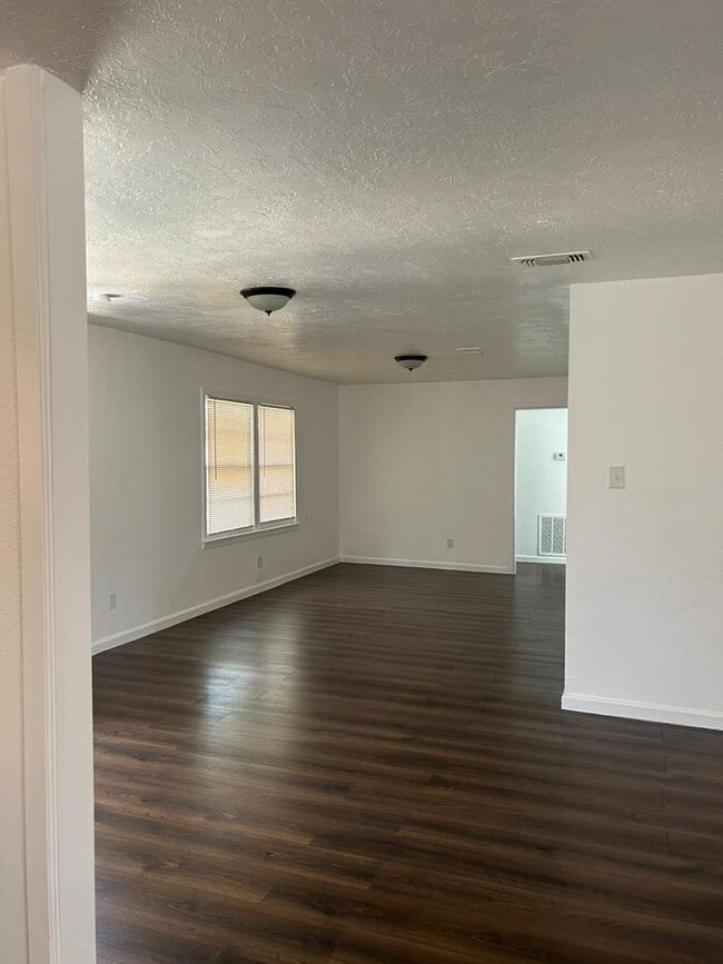 Building Photo - Gorgeous all renovated Home in Richwood, TX