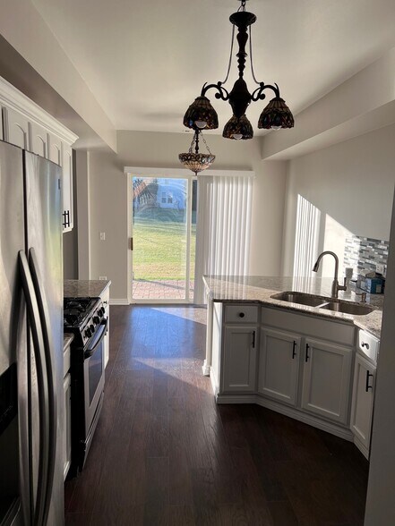 Kitchen - 3333 Bromley Ln
