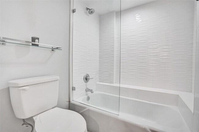 Building Photo - 1150 Hillsboro Mile