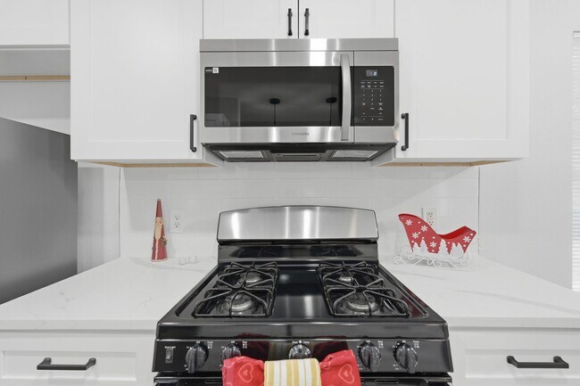 Building Photo - 4 bed with back yard in great East side location.