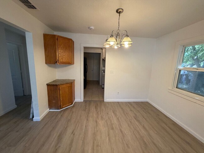 Building Photo - 2 Bedroom 1 Bath Home