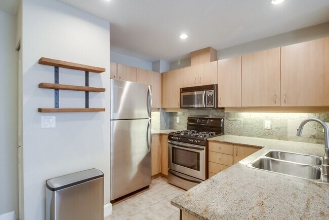 Building Photo - Modern 2 bed / 2 bath Condo in Little Ital...