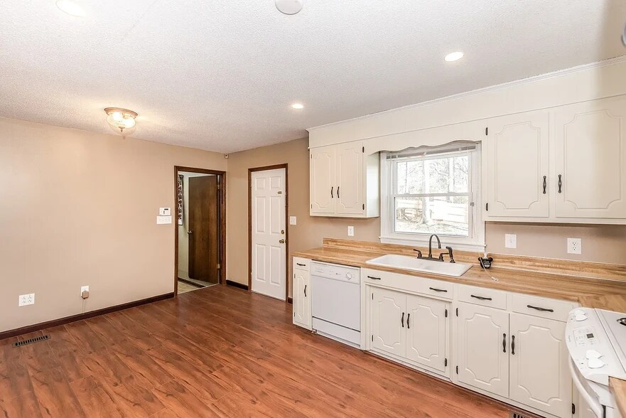 Building Photo - 5400 Beam Lake Dr