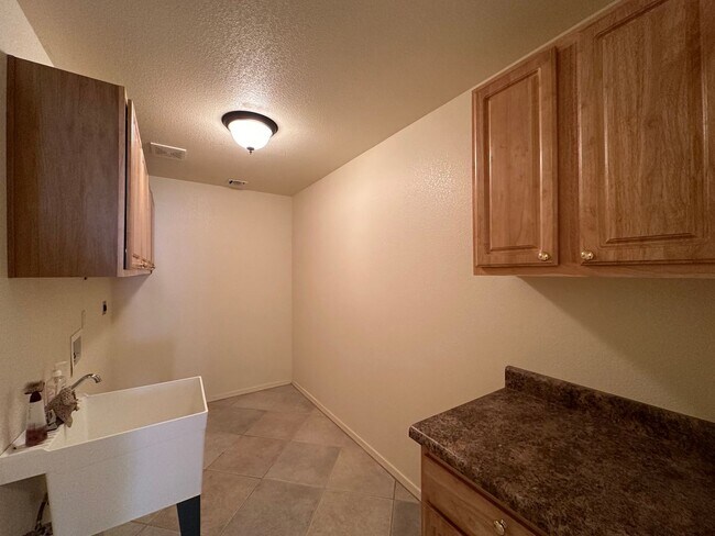 Building Photo - Beautiful 3 Bed / 2 Bath Home Backing to Cerbat Cliffs Golf Course!