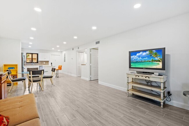 Building Photo - Fully Renovated 2 Bed / 2 Bath – Everything New!