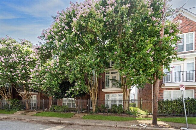 Building Photo - 1812 Matthews St