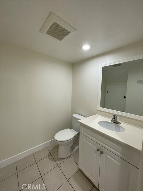 Building Photo - 2641 Santa Ana Ave