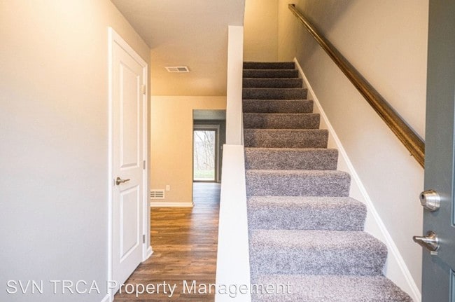 Building Photo - 604 Carriage Hill
