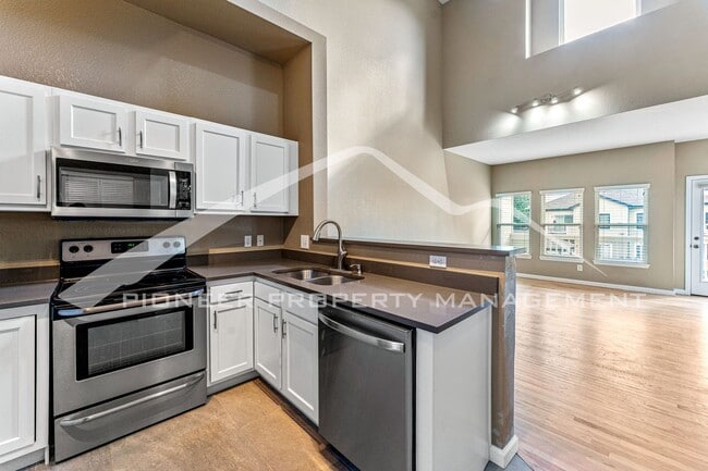 Building Photo - Spacious Townhouse with Washer/Dryer and Central AC