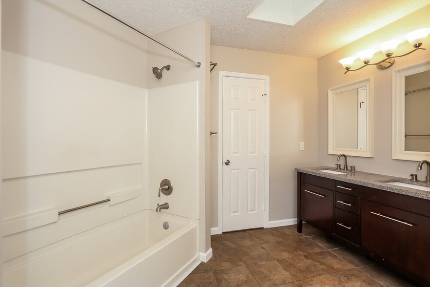 Building Photo - 12755 Serenade Cir N