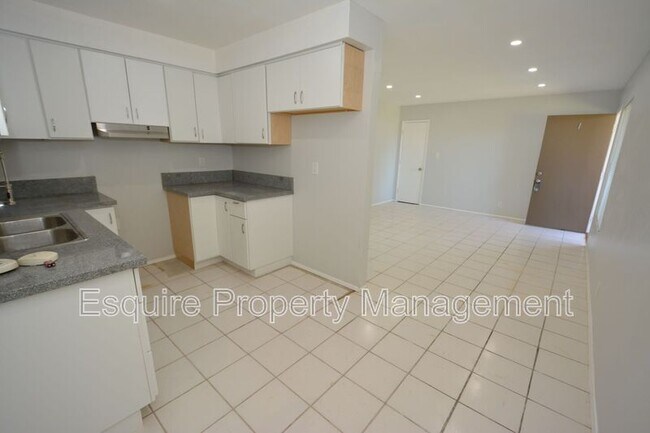 Building Photo - 951 W Cedar Ct