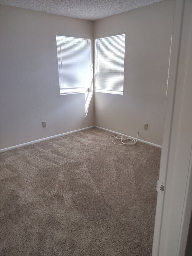 Building Photo - NO HOA- **NEW INTERIOR PAINT AND NEW FLOOR...