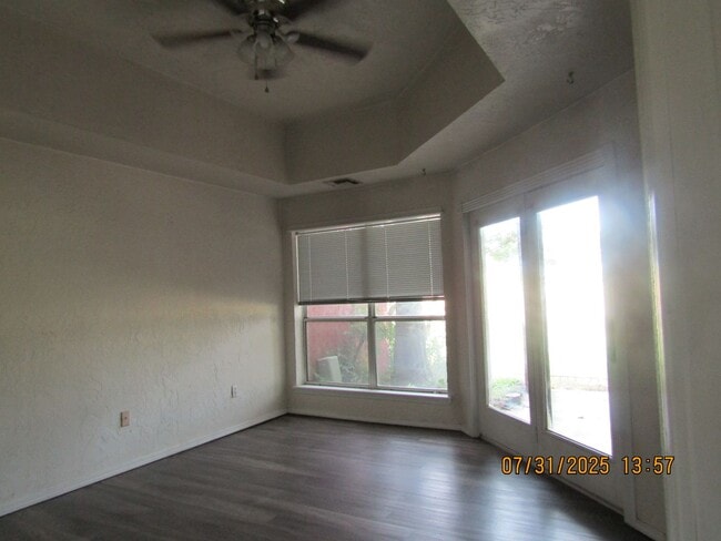 Building Photo - 503 NW Fairway Villa Dr