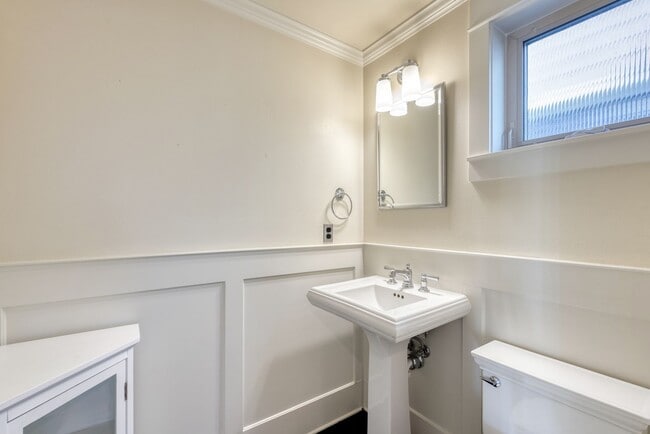 Building Photo - Capitol Hill Townhouse