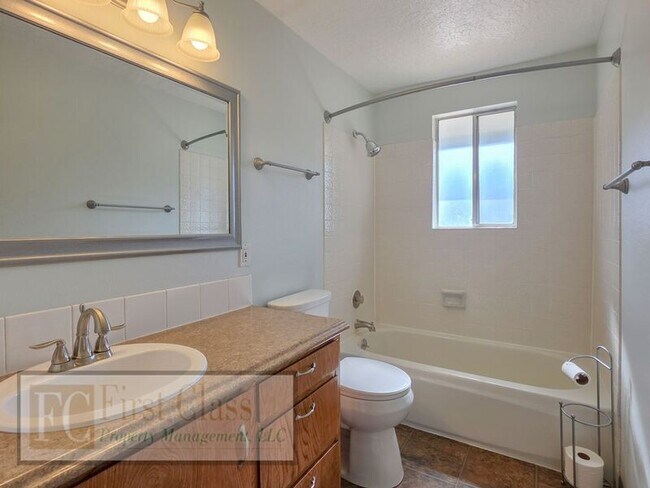 Building Photo - 298 SW Wallula Ave