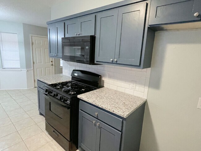 Building Photo - Charming 3bd 2 ba house close to the Unive...