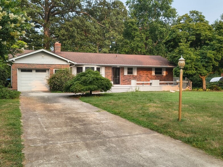 Building Photo - 2409 Millwood Rd