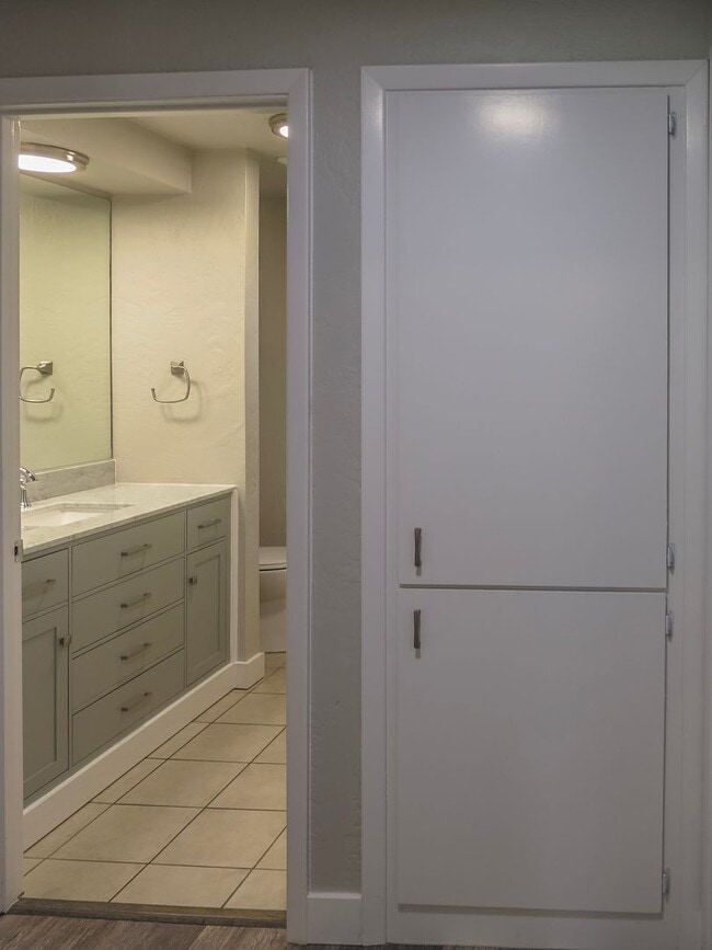 Building Photo - Updated 2 Bedroom Duplex in Salem Availabl...