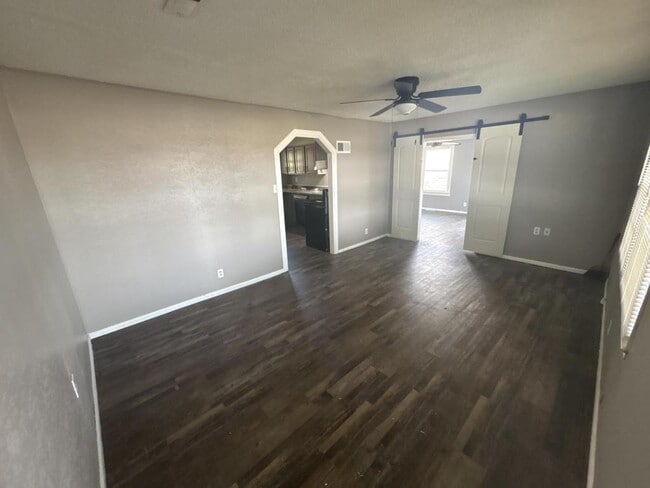 Building Photo - 806 N Capelle St
