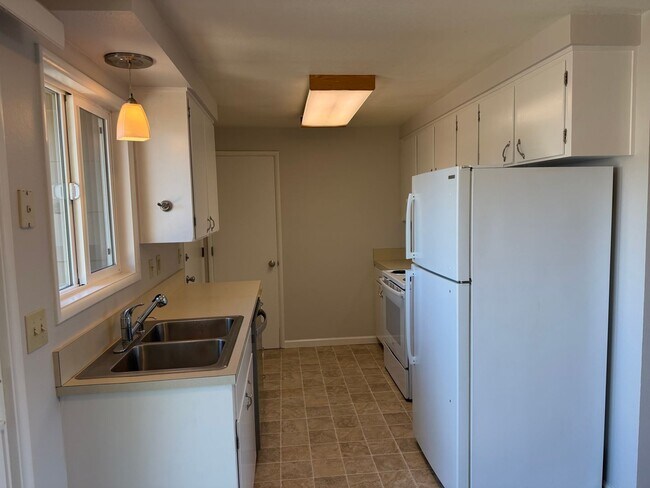 Building Photo - 3-bedroom, 1 bath duplex with garage!