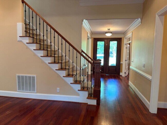 Building Photo - Luxury Living: 4 Bedroom home in Chapel Hill w/ spacious interior | 2 Year Lease Term