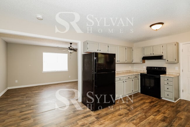 Building Photo - Cute, cozy and comfortable