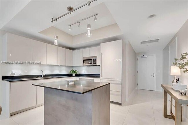 Building Photo - 1010 Brickell Ave