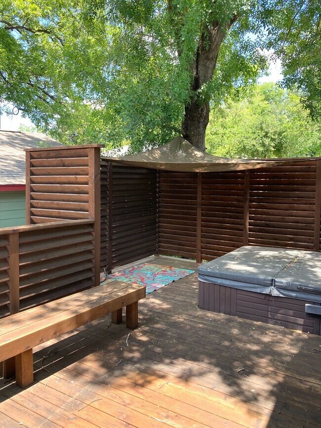 Building Photo - ZERO APPLICATION FEE FOR THIS ALTA VISTA BUNGALOW!