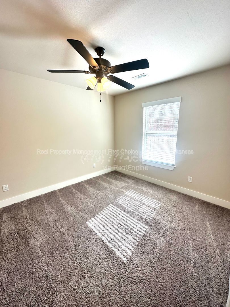 Building Photo - 3600 SW Brittany Rd