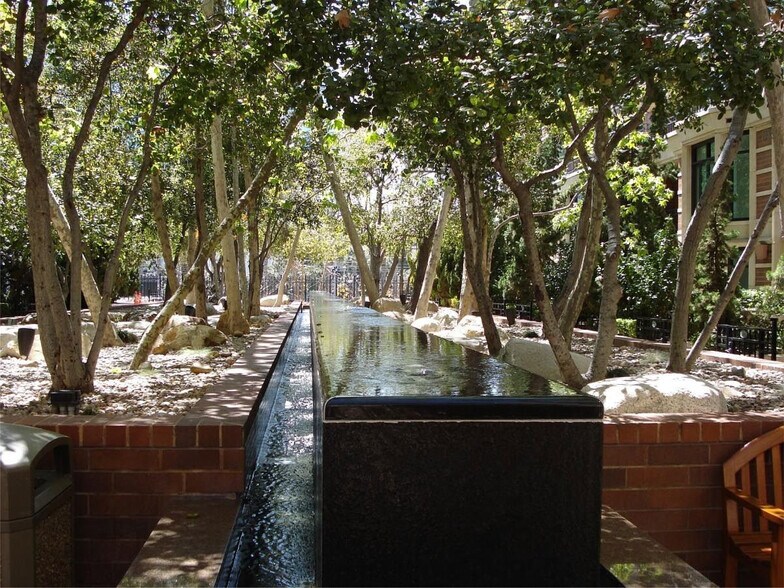Outside area - 500 W Harbor Dr