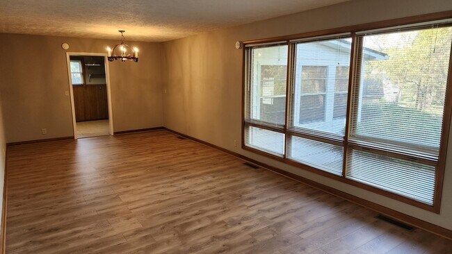 Building Photo - 3 BR Home Across From Country Club Golf Co...