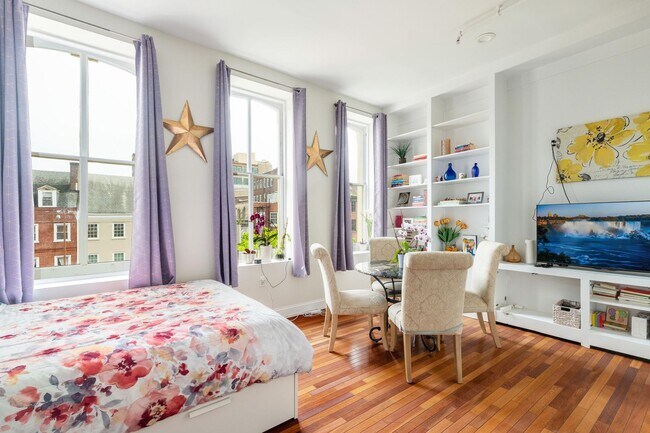 Building Photo - Stunning, Chic 2-Bedroom Apartment in the ...