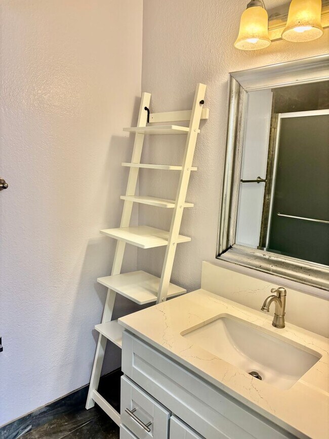 Building Photo - Walnut Creek 2 bed 2 bath gorgeous end unit on the first floor with garage!
