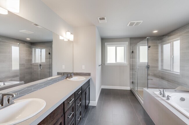 Building Photo - Beautiful 4 Bed, 3 Bath Rental Home in She...