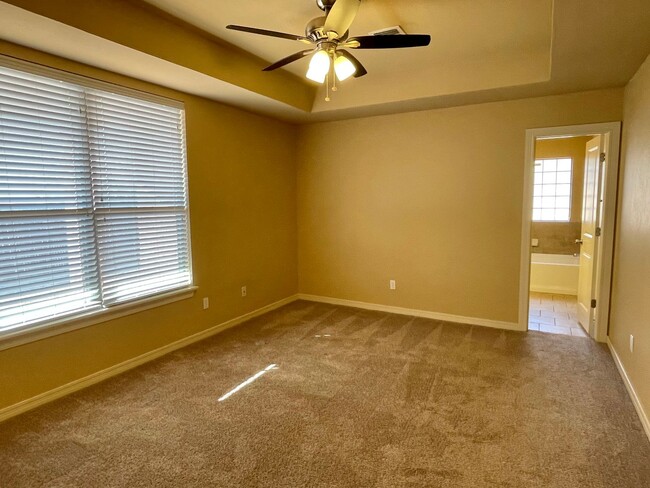 Building Photo - Edmond Home in Gated Community & Deer Cree...