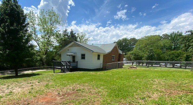 Building Photo - 3 Bedroom, 2 bath Home