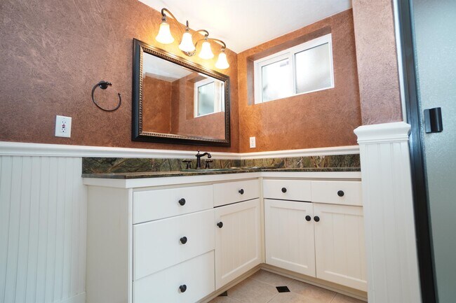 Building Photo - 2721 W Cassia St