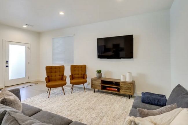 Building Photo - FURNISHED Charming 4 bedroom, 2.5 American Fork Home