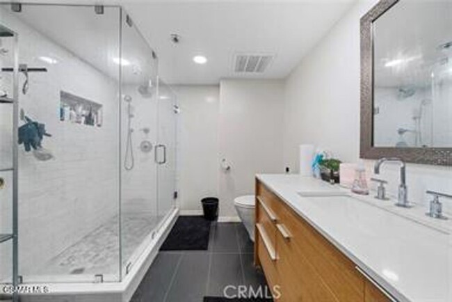 Building Photo - Extensively remodeled huge 1 bedroom/1.25 ...