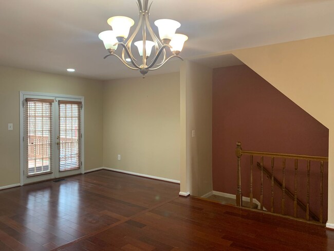 Building Photo - Spacious 3 Level Townhouse Backs to Trees