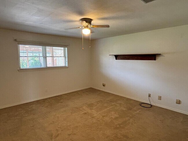 Building Photo - 4201 Valley Dr