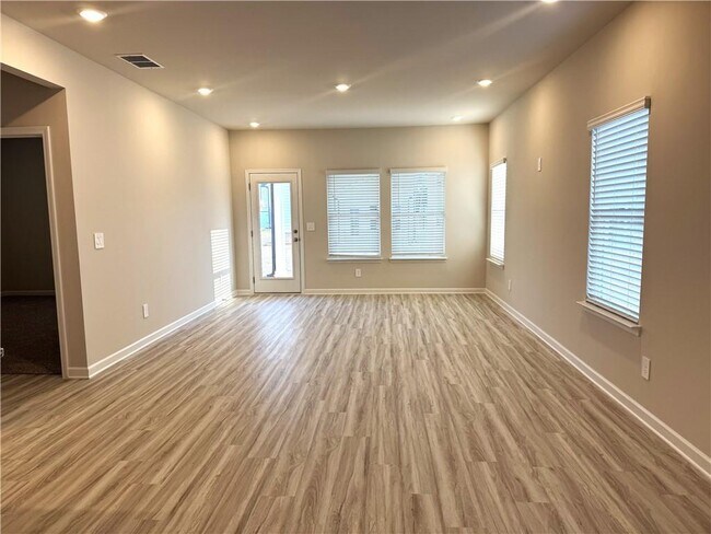 Building Photo - 823 Misty Holw Trl