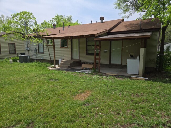 Building Photo - 609 Valley Rd